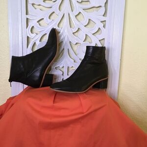 Anthropologie Black Leather Chelsea Ankle Boots Size 8.5  (39)